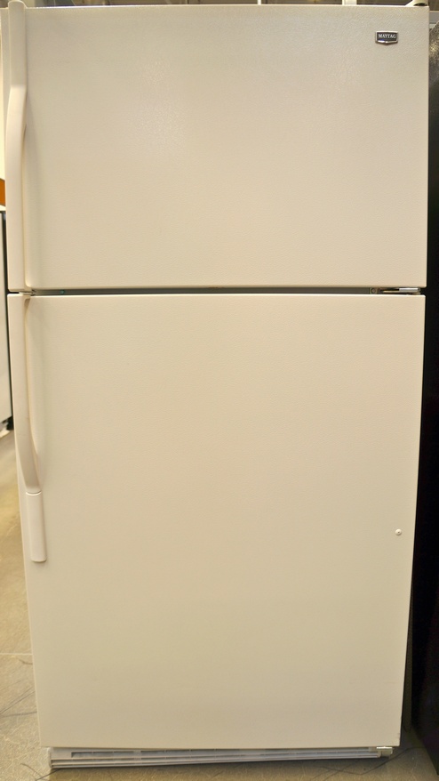 The Maytag Top-Freezer Refrigerator with FreshLock™ Crispers (M1TXEGMY).
