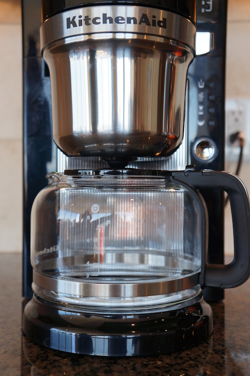 This SCAA certified home brewer utilizes glass carafe and warming plate technology.