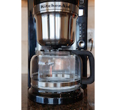 This SCAA certified home brewer utilizes glass carafe and warming plate technology.