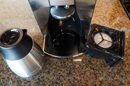 The Ninja© utilizes a brew through lid and internal mixing tube.